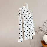 Camicia in seta a maniche lunghe con pois e bottoni per donna