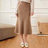 Gonna da donna in cashmere a linea A. Gonna in maglione lavorato a maglia di cashmere di lunghezza midi